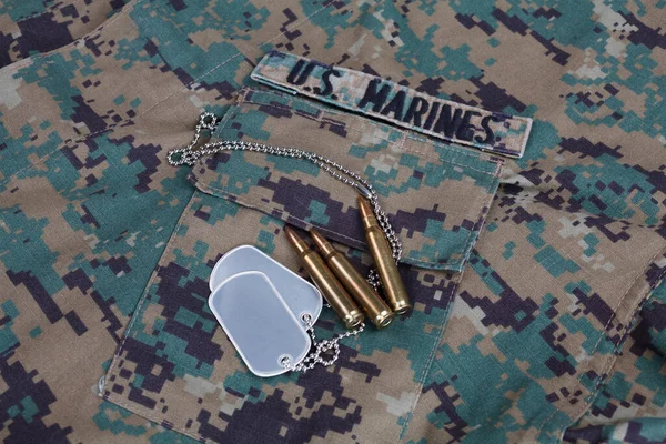 带有弹药和狗牌背景的美国Marines迷彩服 — 图库照片