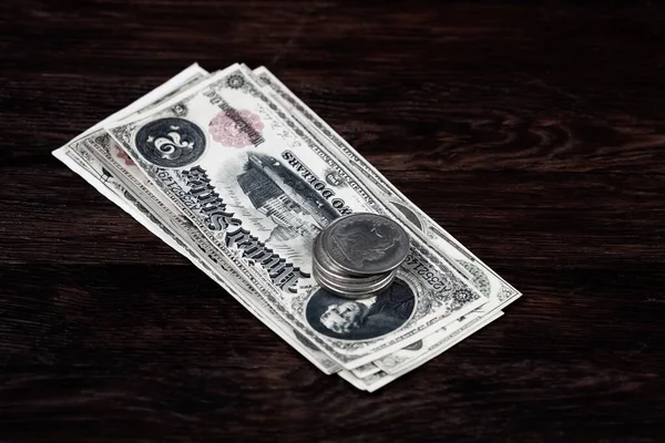 Staré Americké Bankovky Stříbrné Certifikáty Stříbrnými Dolarovými Mincemi Dřevěném Stole — Stock fotografie