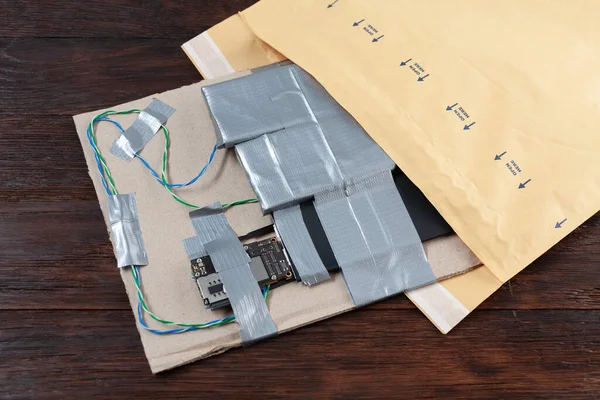 Bomba Postal Dispositivo Explosivo Improvisado Con Explosivo Plástico Módulo Gsm —  Fotos de Stock