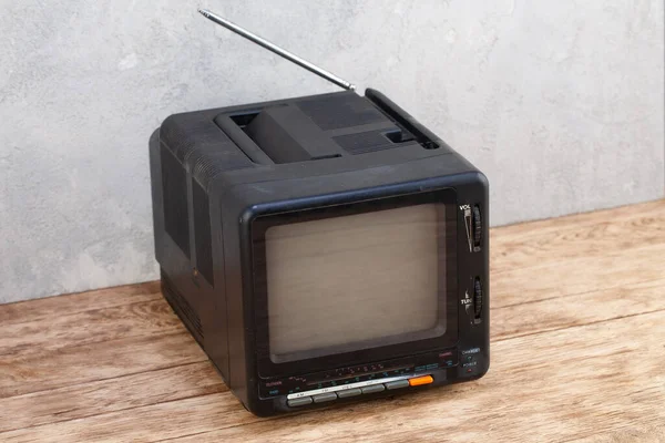 Vintage Retro Analógico Pequeño Televisor Soporte Piso Madera Frente Gris —  Fotos de Stock