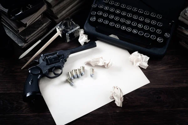 Antike Schreibmaschine Und Revolverpistole Mit Munition Bücher Blankopapier Alter Tuschstift — Stockfoto