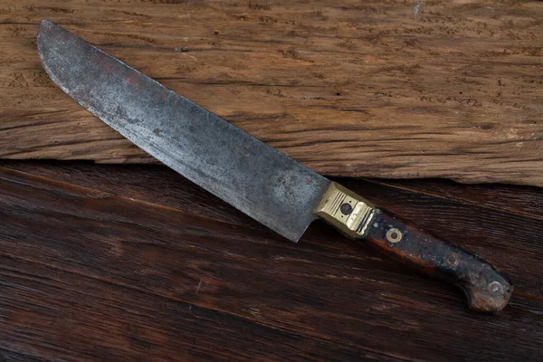 Retro Vintage Nóż Myśliwski Izolowany Drewnianym Tle — Zdjęcie stockowe