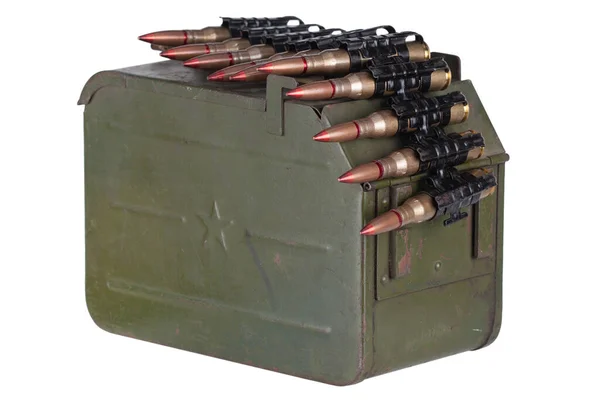弾薬ベルト付きの弾薬箱と白い背景に隔離された重機関銃のための12 7Mmカートリッジ — ストック写真
