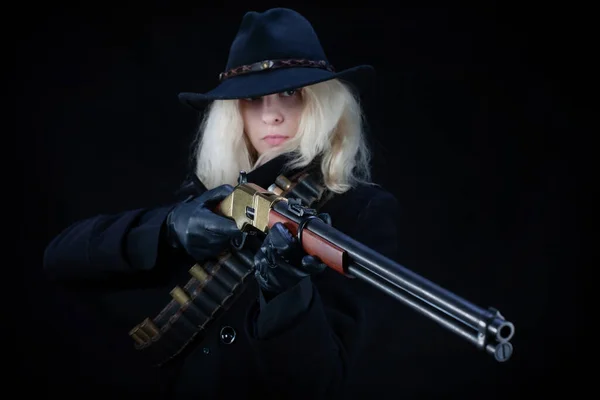 Siyah Şapkalı Siyah Arka Planda Silahlı Yaşlı Sarışın Kız — Stok fotoğraf
