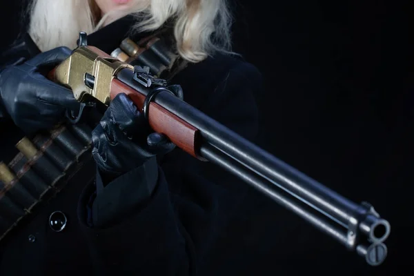 Блондинка Дикого Запада Черной Шляпе Пистолетом Черном Фоне — стоковое фото