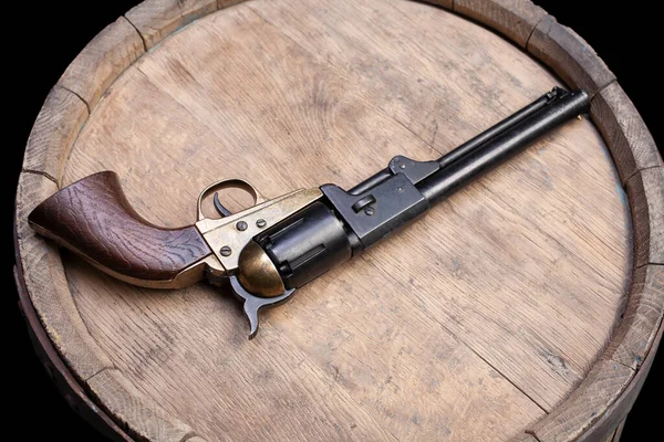 Старый Западный Пистолет Револьвер Ударной Армии Деревянной Бочке — стоковое фото