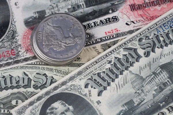 Staré Západní Období Americké Bankovky Stříbrné Certifikáty Stříbrnými Dolarovými Mincemi — Stock fotografie