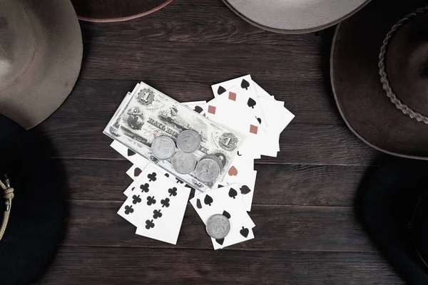 Régi Nyugati Sapkák Kártyával Papírpénzzel Ezüst Érmékkel Asztalon Felülnézet — Stock Fotó