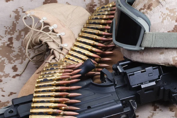 Amerikai Tengerészgyalogosok Géppuska Lőszer Páncél Sisak Védőszemüveg Sivatagi Egységes Háttér — Stock Fotó