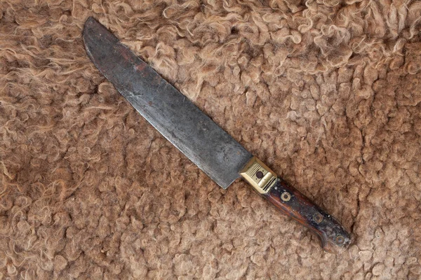 Kürk Arka Planında Izole Edilmiş Antika Avcı Bıçağı — Stok fotoğraf