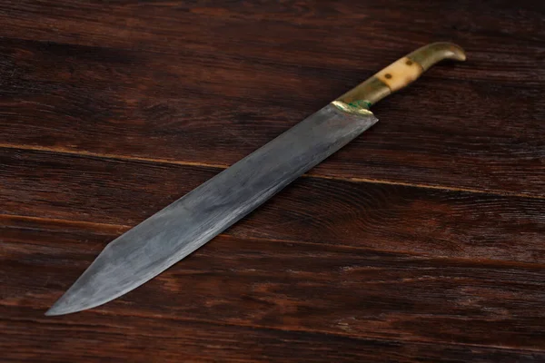 Ρετρό Vintage Κυνηγετικό Μαχαίρι Που Απομονώνεται Ξύλινο Φόντο — Φωτογραφία Αρχείου