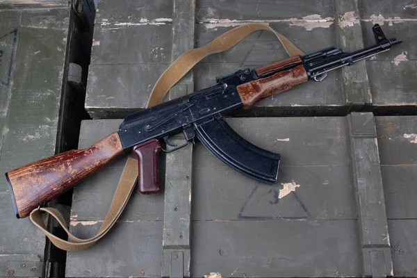 Kalashnikov Ak47 Arma Caixas Madeira Verde Exército — Fotografia de Stock