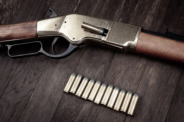 총이야 탄약이 올려진 무기를 사용하는 — 스톡 사진