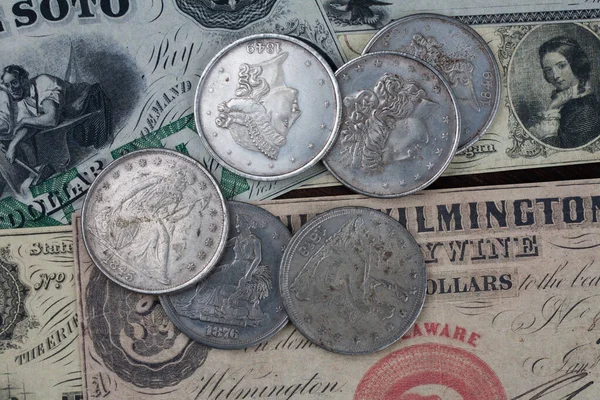 古い西アメリカの銀行券と銀ドル硬貨の証明書背景 — ストック写真