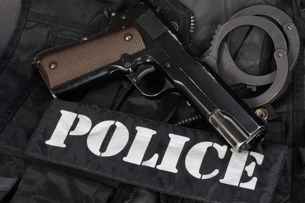 Polícia Pistola Com Algemas Fundo Uniforme Preto — Fotografia de Stock