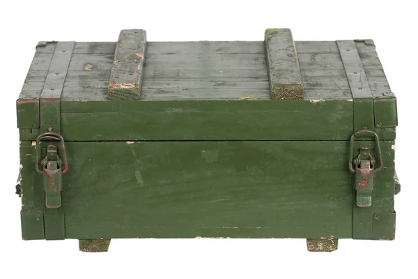 弾薬木製の箱の緑の色は白い背景に隔離されている — ストック写真