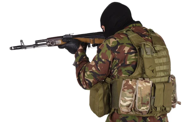 Soldado Paramilitar Atira Com Arma Kalashnikov Isolada Branco — Fotografia de Stock