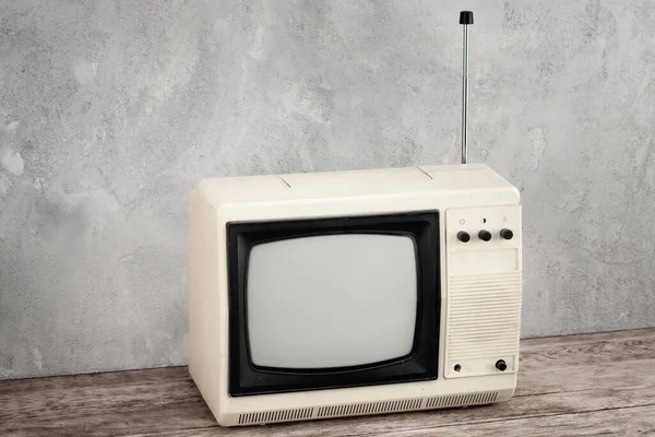 Klasik Analog Küçük Televizyon Seti Ahşap Zemin Üzerinde Gri Beton — Stok fotoğraf
