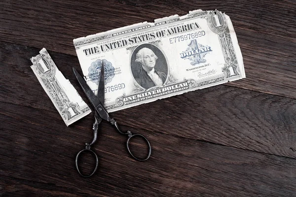 Ročník Vyšívací Nůžky Řezání Starého Papíru Dolarové Bankovky Dřevěném Stole — Stock fotografie