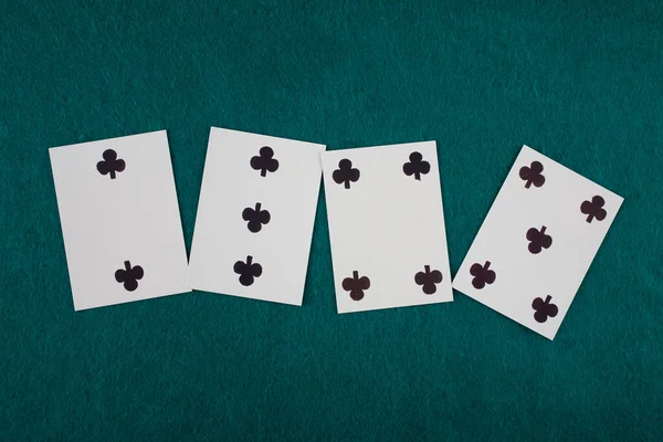 旧西部时代的扑克牌在绿色赌桌上 — 图库照片