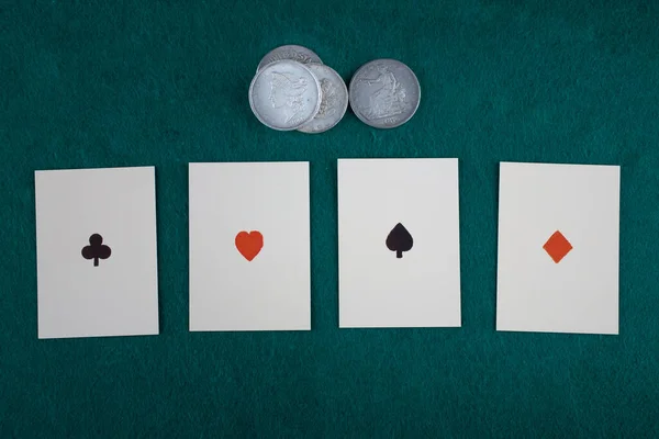 旧时代的西洋扑克牌 银元押注在绿色赌桌上 — 图库照片