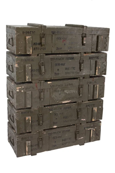 苏联军队的一堆堆绿色弹药箱 文字为俄文版 弹药类型 弹丸口径 弹丸类型 弹片数量和重量 因白人背景而被隔离 — 图库照片