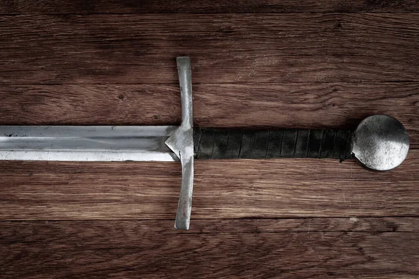 Ortaçağ Klasik Kılıcı Ahşap Sırtında Telifsiz Stok Imajlar