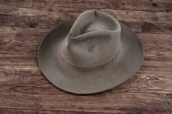 木製のテーブルの上に古い西の帽子 トップ表示 — ストック写真