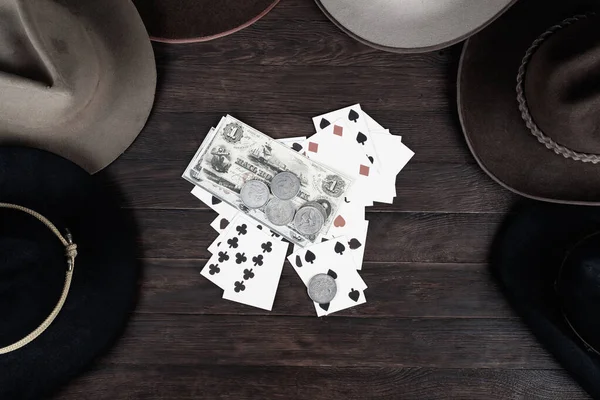 Шляпы Дикого Запада Игральной Картой Бумажными Деньгами Серебряными Монетами Столе — стоковое фото