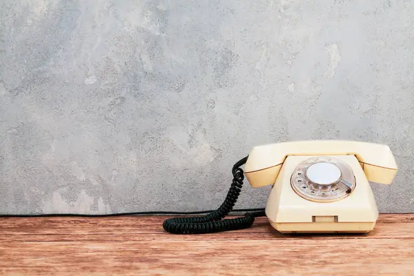 Vintage Κίτρινο Περιστροφικό Καντράν Τηλέφωνο Ξύλινο Τραπέζι Στο Μπροστινό Γκρι — Φωτογραφία Αρχείου