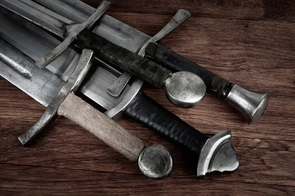 木制背景的中世纪复古剑 — 图库照片