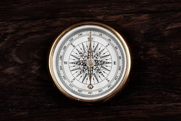 Vintage Retro Kompas Tle Drewnianego Pokładu — Zdjęcie stockowe
