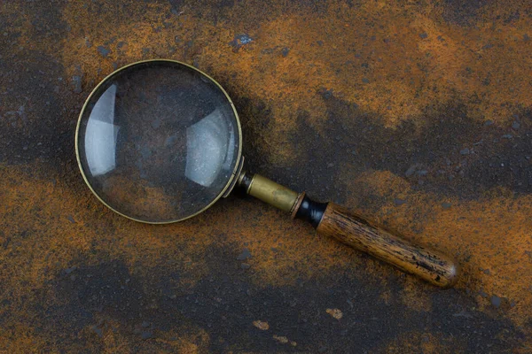 锈蚀金属表面的复古放大镜 — 图库照片