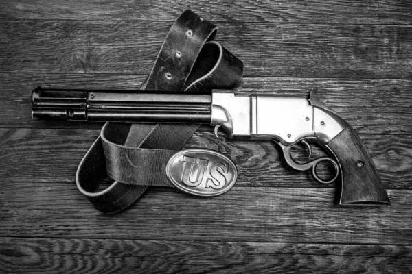 Vintage Gun Powtarzający Się Pistolet Wulkaniczny Drewnianym Stole Klamrą — Zdjęcie stockowe