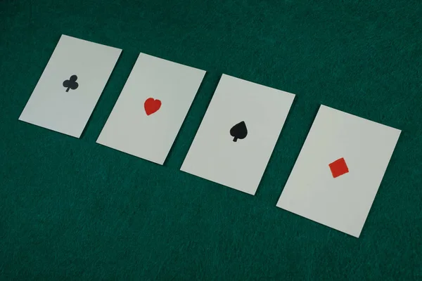 グリーンギャンブルのテーブルにトランプをする古い西洋の時代 4種類のエース — ストック写真