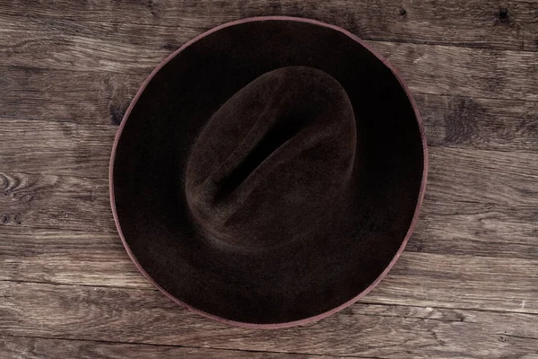 木制桌子上的旧西帽 顶部视图 — 图库照片