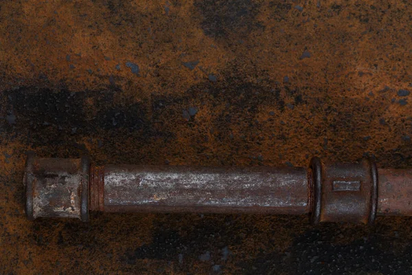 Paslı Metal Duvar Zemininde Paslı Tüp — Stok fotoğraf