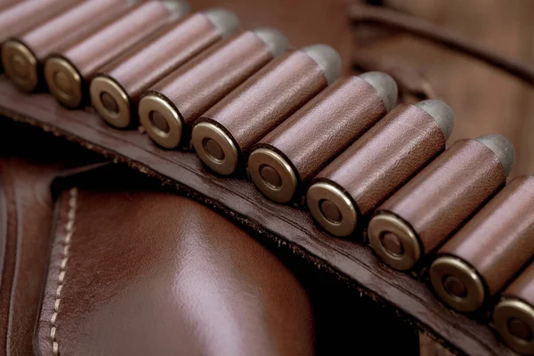 Cinturón Pistola Cuero Con Munición Revólver Funda Sobre Mesa Madera —  Fotos de Stock