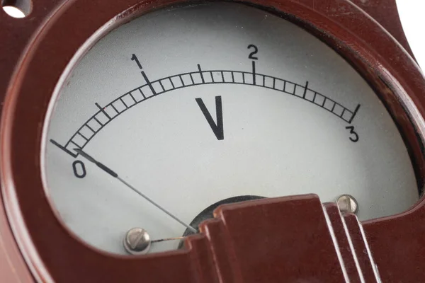 Beyaz Arkaplanda Izole Edilmiş Antika Bir Voltmetreye Yakın Çekim — Stok fotoğraf