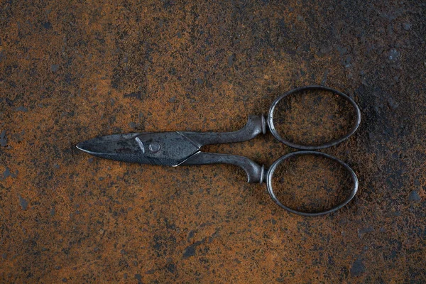 Vintage Nożyczki Haftowe Zardzewiałym Tle Metalu — Zdjęcie stockowe
