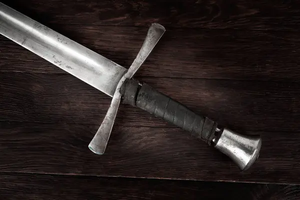 Espada Medieval Vintage Sobre Fondo Madera —  Fotos de Stock