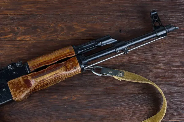 Kalashnikov Όπλο Ξύλινο Τραπέζι Φόντο — Φωτογραφία Αρχείου