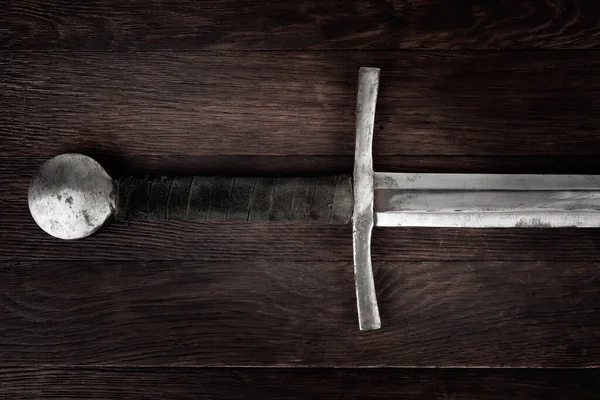 Mittelalterliches Schwert Auf Hölzernem Hintergrund Stockbild