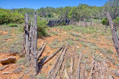 Ash Fork AZ yakınlarındaki Büyük Kara Mesa 'daki Cotton Baraj Sığır Tankı' nda terk edilmiş bir sığır ağılı. Kamu arazisi. Mülk tahliyesine gerek yok.