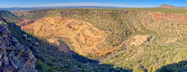 Drake Arizona yakınlarındaki MC Canyon 'da aktif bir taş ocağı. Taş ocağı Prescott Ulusal Ormanı 'nda. Kamu arazisi. Mülk iznine gerek yok.