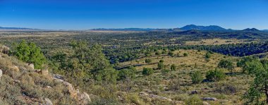 Chino Valley Arizona 'nın manzarası. Bu manzara güneydeki Mount Union 'a doğru Prescott' un olduğu yere bakıyor. Bu panorama birbirine dikilmiş üç fotoğraftan oluşuyor..