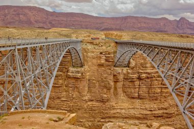 Arizona 'nın Mermer Kanyonu' ndaki İkiz Köprüler Navajo Geçidi olarak bilinir. Bu yol Büyük Kanyon 'un kuzey kenarına ve Lee' nin feribotuna çıkıyor..