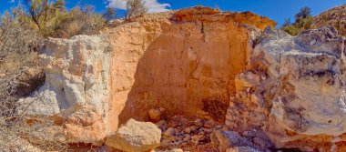 Ölü At Çiftliği Parkı 'ndaki Lime Fırını Patikası boyunca uzanan tarihi Kireç Fırını kalıntıları. Cottonwood Arizona 'da..