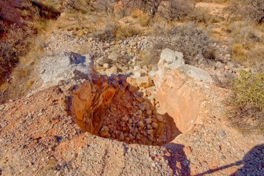 Ölü At Çiftliği Parkı 'ndaki Lime Fırını Patikası boyunca uzanan tarihi Kireç Fırını kalıntıları. Cottonwood Arizona 'da..