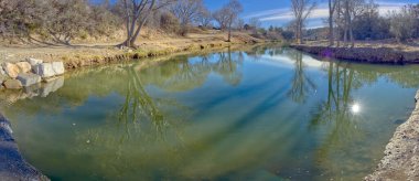 Alberson Wash 'ın aktığı Fain Gölü' nün batı yakası. Prescott Vadisi Arizona 'da..
